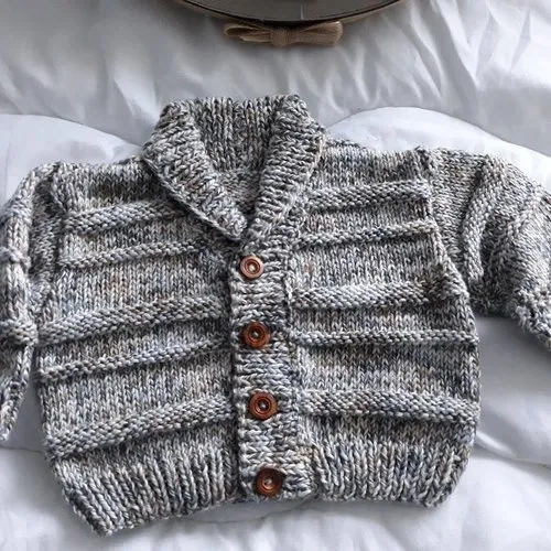 Ensemble bébé 3 mois tricoté main gilet et béret gris marron dans sa boîte cadeau fait main