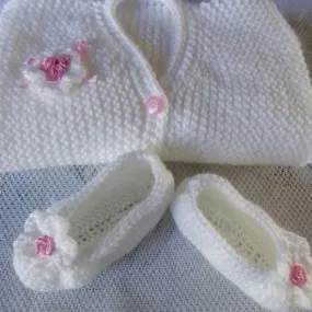 Ensemble layette,gilet et ballerines,blanc et rose,t:6 à 9 mois.