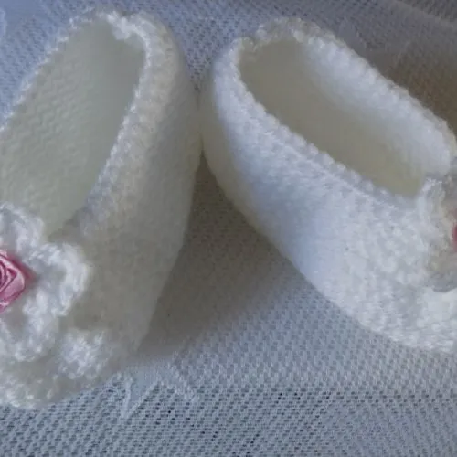 Ensemble layette,gilet et ballerines,blanc et rose,t:6 à 9 mois.