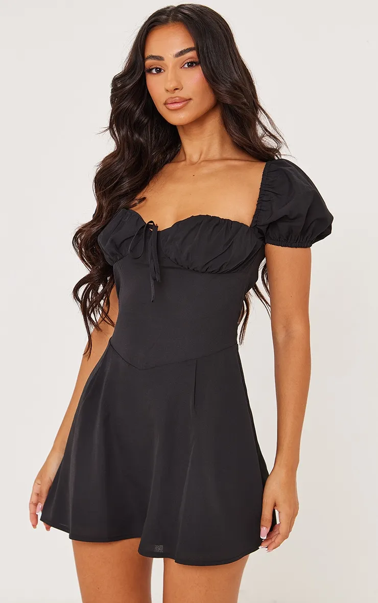 Petite Mini robe noire à manches courtes